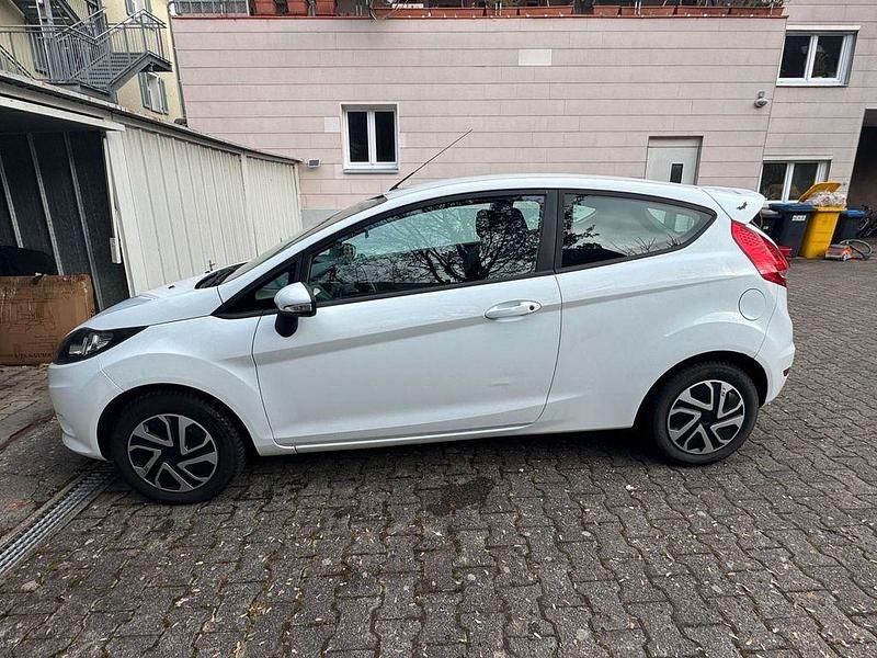Gebraucht Ford Fiesta 82 PS (60 kW) 2009 Weiß Coupé