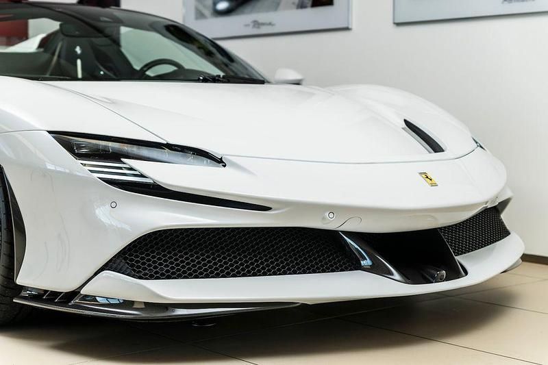 Gebraucht Ferrari SF90 780 PS (573 kW) 2024 Weiß Cabrio