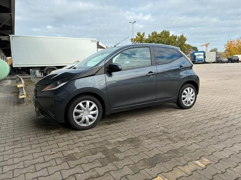 Grau Gebraucht 2015 Toyota Aygo X-clusiv Kleinwagen | 5.699 € (Guter Preis) - Bild 1/4