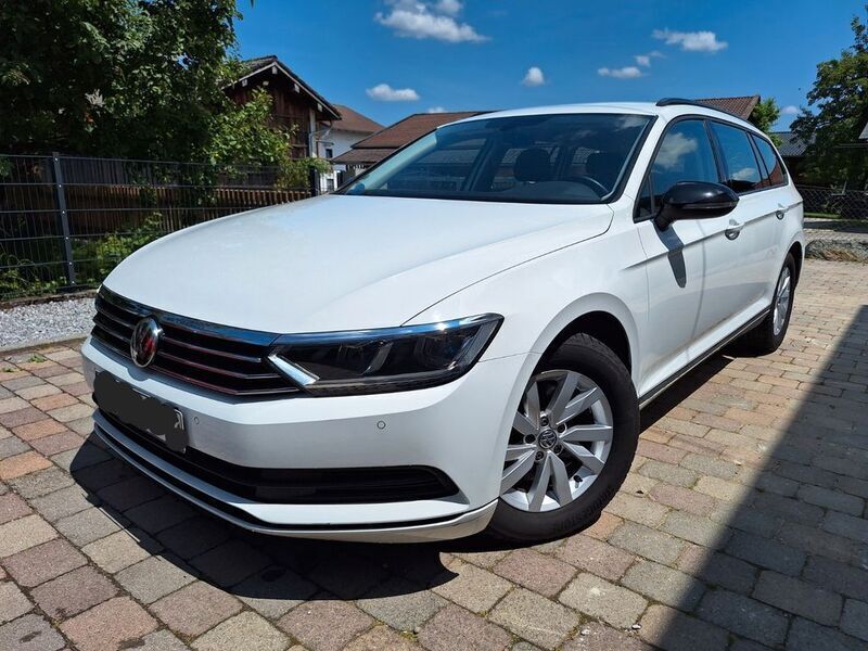 Weiß Gebraucht 2018 VW Passat Trendline Kombi | 12.999 € - Bild 1/4