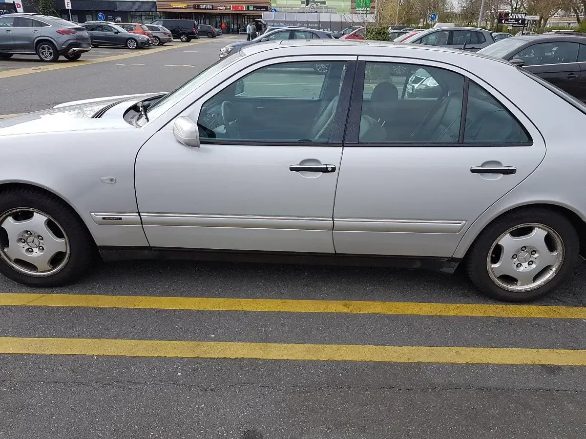 Gebraucht Mercedes E200 136 PS (100 kW) 1999 Silber Limousine