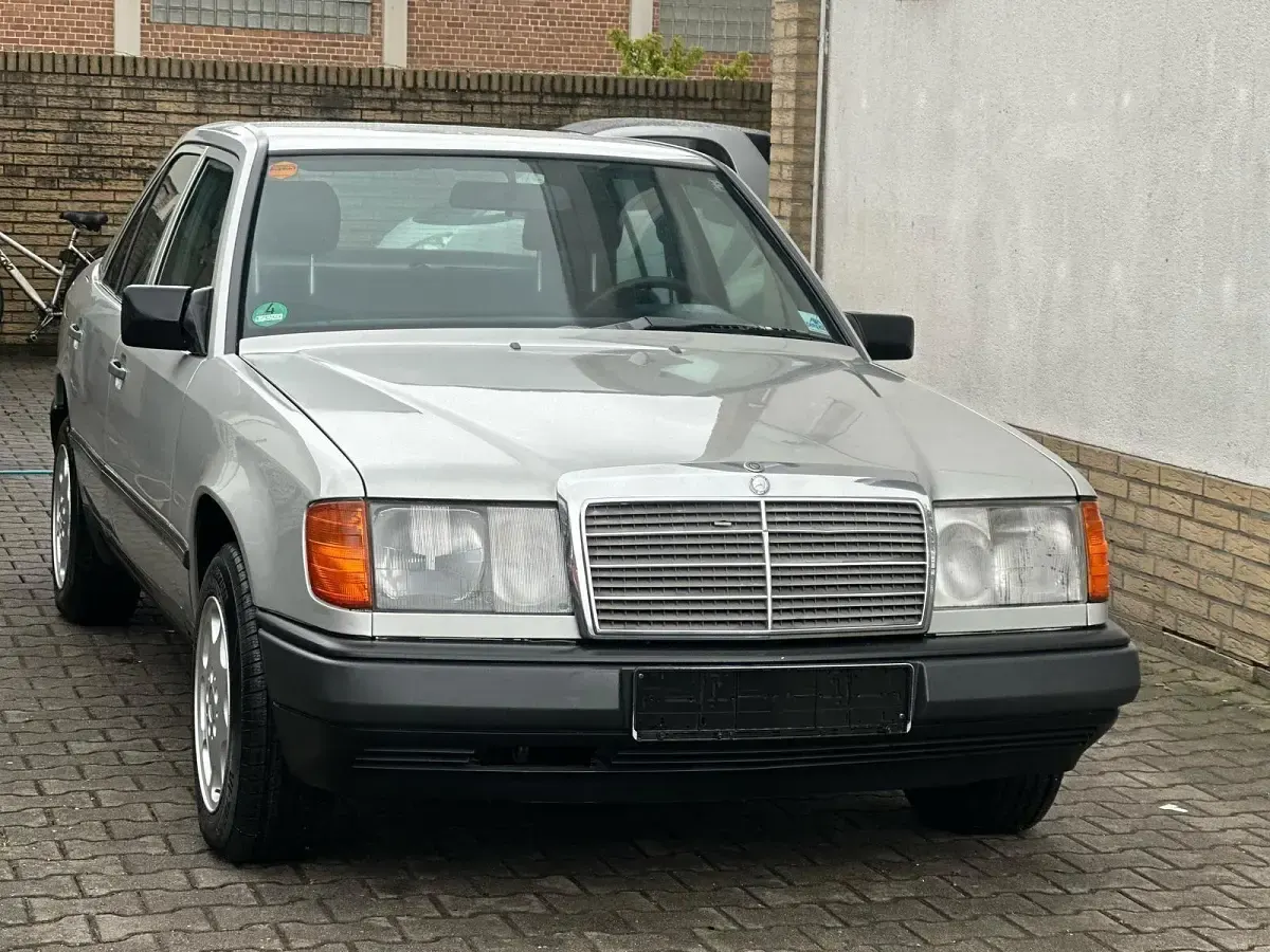 Używany Mercedes E230 131 KM (96 kW) 1986 Srebrny Sedan/Limuzyna