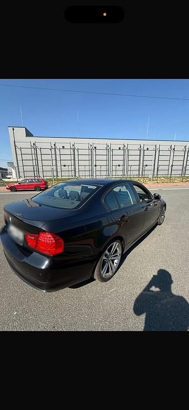 Gebraucht BMW 318 143 PS (105 kW) 2010 Schwarz Limousine
