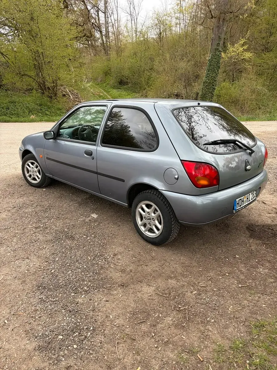 Używany Ford Fiesta 60 KM (44 kW) 1997 Srebrny Hatchback