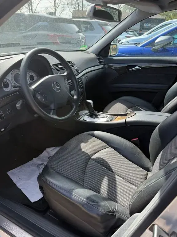 Second-hand Mercedes E200 Avantgarde 163 CP (119 kW) 2005 Argintiu Berlinǎ