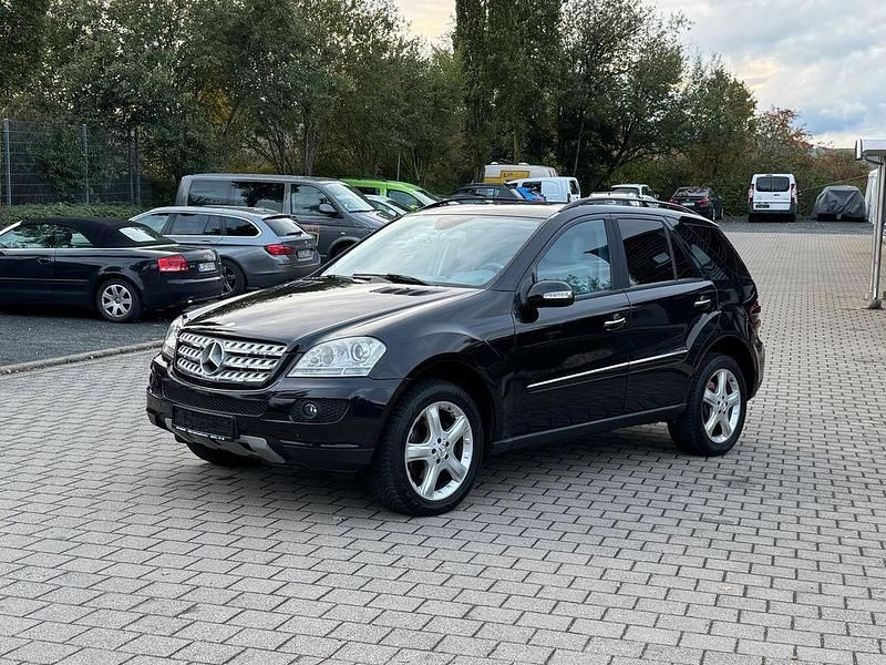 Schwarz Gebraucht 2006 Mercedes ML320 SUV | 8.990 € (Etwas zu teuer) - Bild 1/4