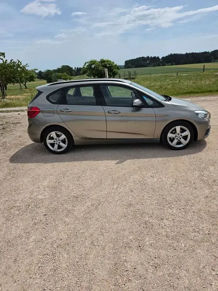 Gebraucht BMW 218 150 PS (110 kW) 2017 Platinsilber Van / Kleinbus