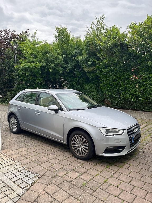 Silber Gebraucht 2015 Audi A3 Sportback Attraction Limousine | 12.500 € (Superpreis) - Bild 1/4
