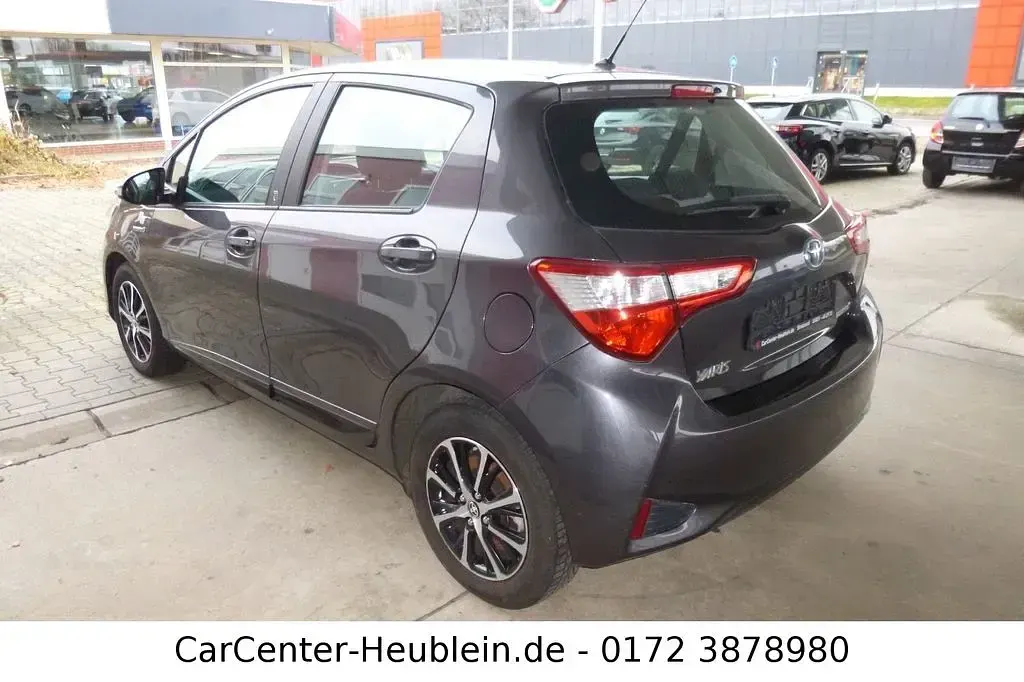 Gebraucht Toyota Yaris Hybrid Team 75 PS (55 kW) 2018 Grau Kleinwagen
