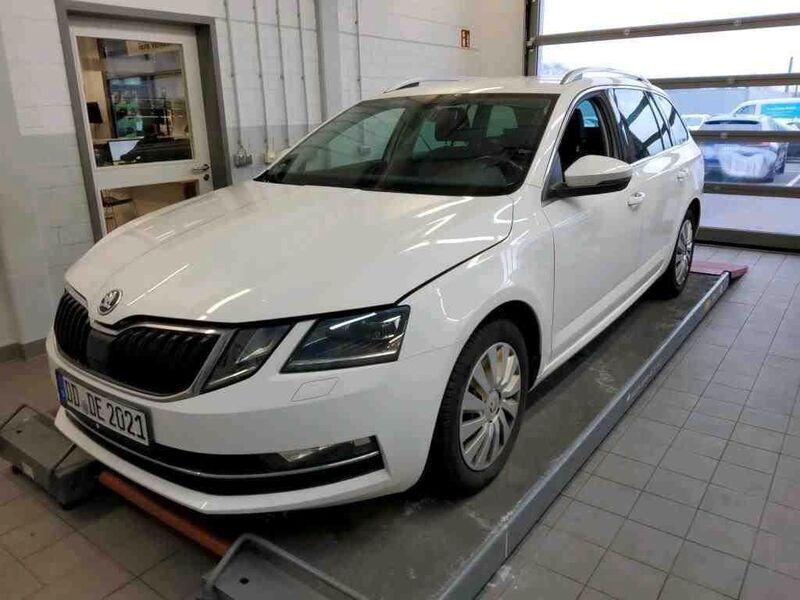 Candyweiss Gebraucht 2019 Skoda Octavia Premium Edition Kombi | 11.490 € (Superpreis) - Bild 1/4