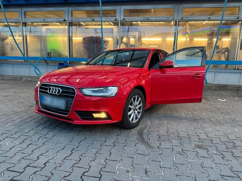 Gebraucht Audi A4 170 PS (125 kW) 2012 Rot Limousine