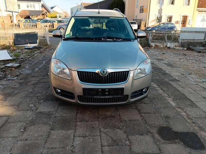 Beige Gebraucht 2009 Skoda Roomster Plus Edition Van / Kleinbus | 1.999 € (Fairer Preis) - Bild 1/4