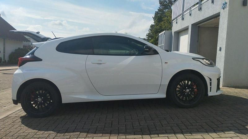 Weiß Gebraucht 2024 Toyota Yaris Limousine | 42.100 € (Superpreis) - Bild 1/4