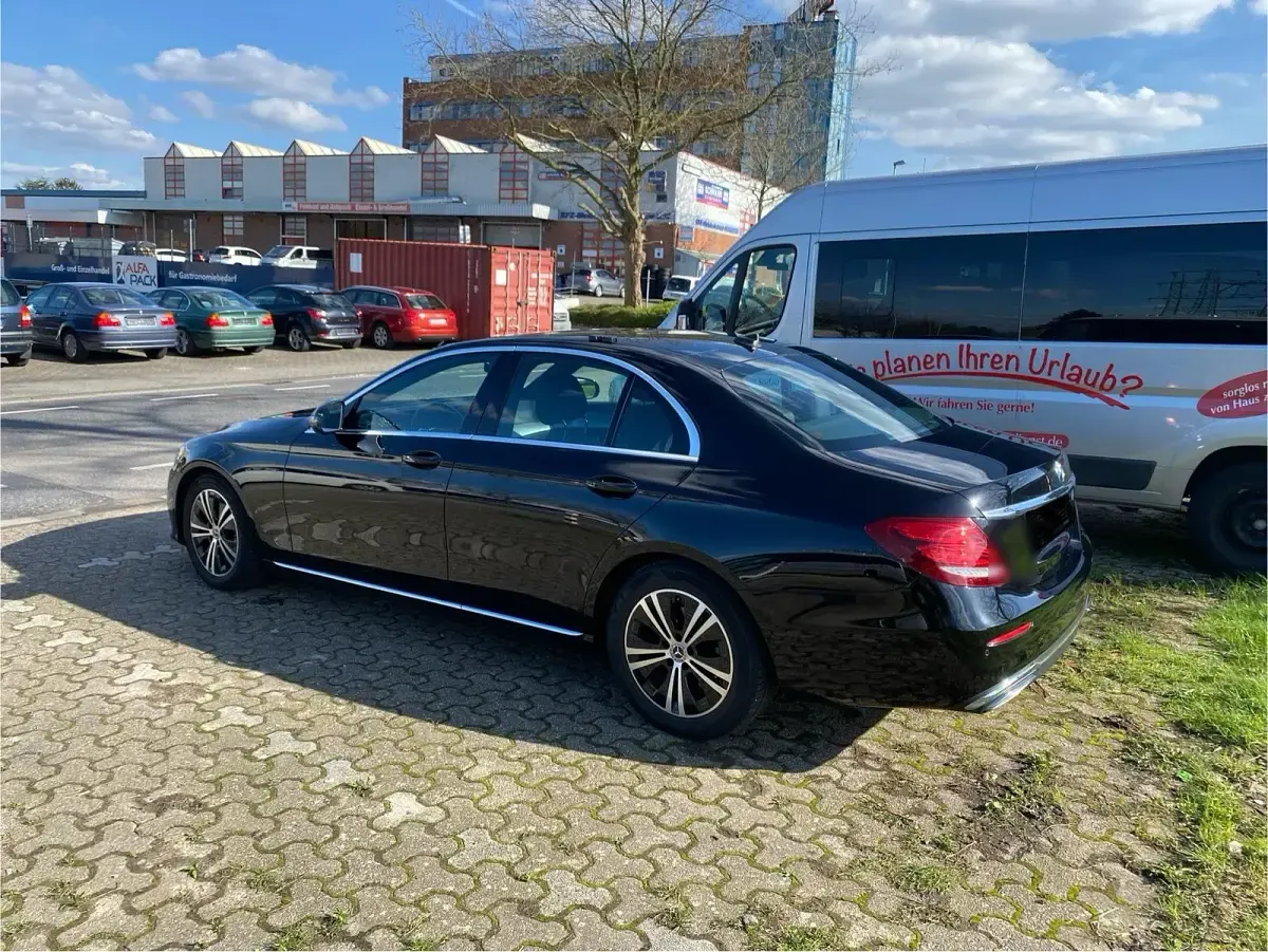 Gebraucht Mercedes E220 194 PS (142 kW) 2019 Schwarz Limousine