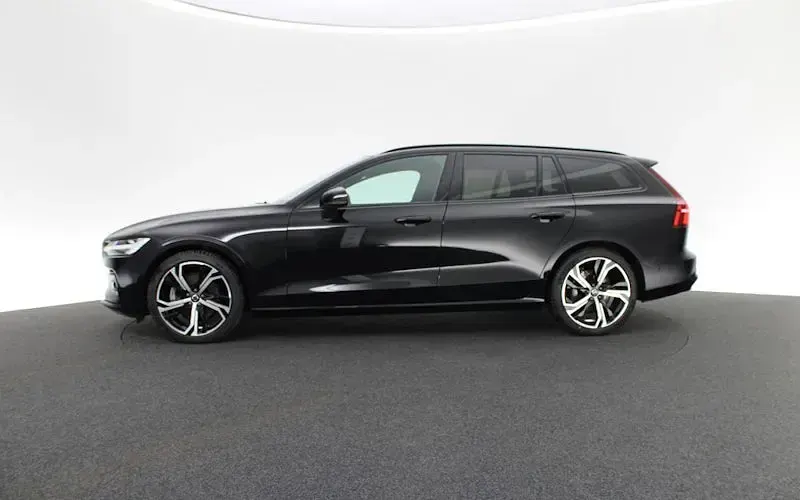 Gebraucht Volvo V60 Plus 197 PS (144 kW) 2025 Schwarz Kombi