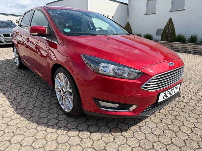 Używany Ford Focus Titanium 150 KM (110 kW) 2015 Czerwony Sedan/Limuzyna