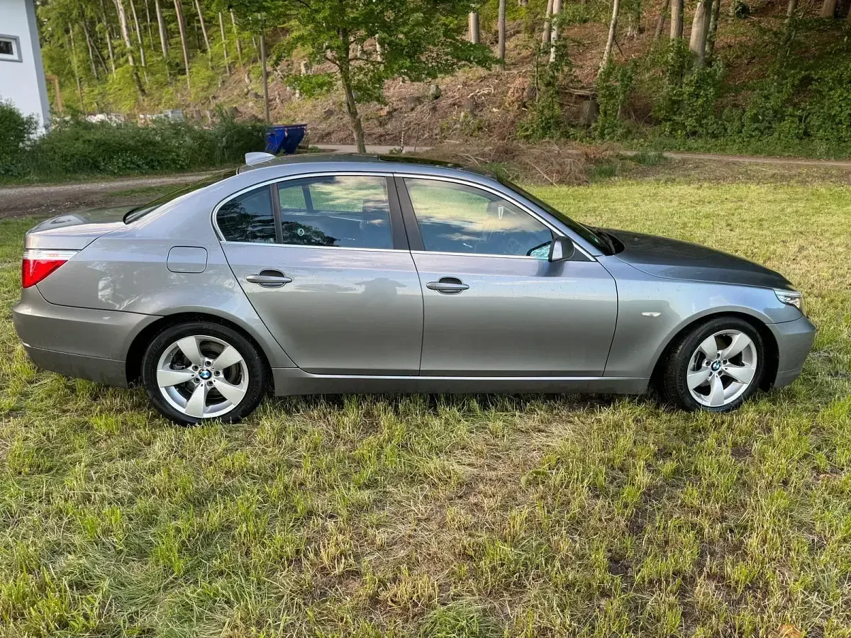Gebraucht BMW 525 197 PS (144 kW) 2008 Grau Limousine