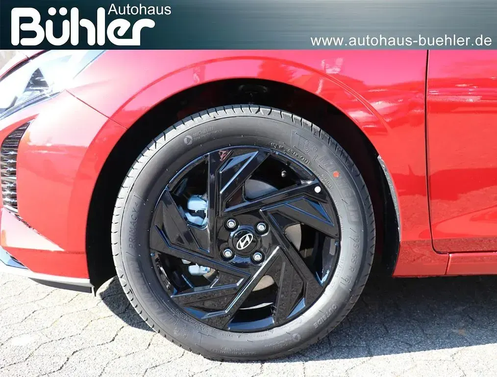 Neu Hyundai i20 Blackline 90 PS (66 kW) 2026 Rot Kleinwagen