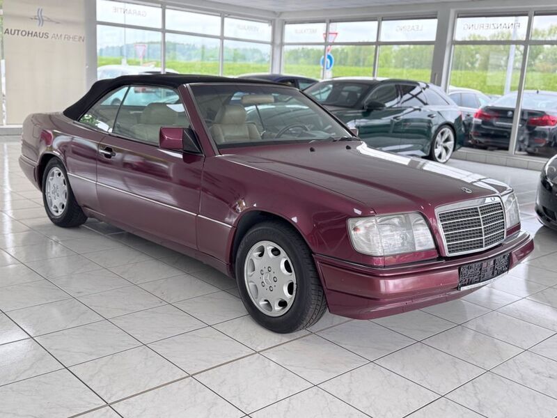 Rot Gebraucht 1996 Mercedes E220 Cabrio | 15.990 € - Bild 1/4
