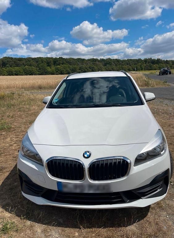 Weiß Gebraucht 2019 BMW 218 Active Tourer Sport Line Van / Kleinbus | 14.000 € (Guter Preis) - Bild 1/4