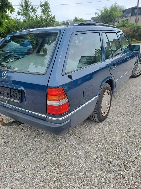 Second-hand Mercedes E300 220 CP (161 kW) 1990 Albastru Berlinǎ