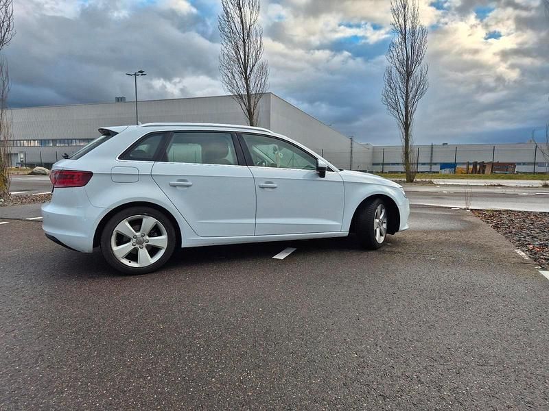 Używany Audi A3 125 KM (91 kW) 2014 Biały Sedan/Limuzyna