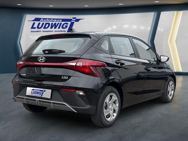 Gebraucht Hyundai i20 Select 79 PS (58 kW) 2025 Phantom black Kleinwagen