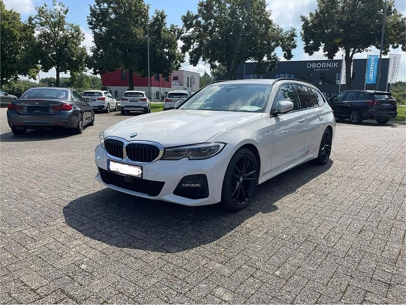 Weiß Gebraucht 2020 BMW 320 M Sport Kombi | 29.900 € (Fairer Preis) - Bild 1/4