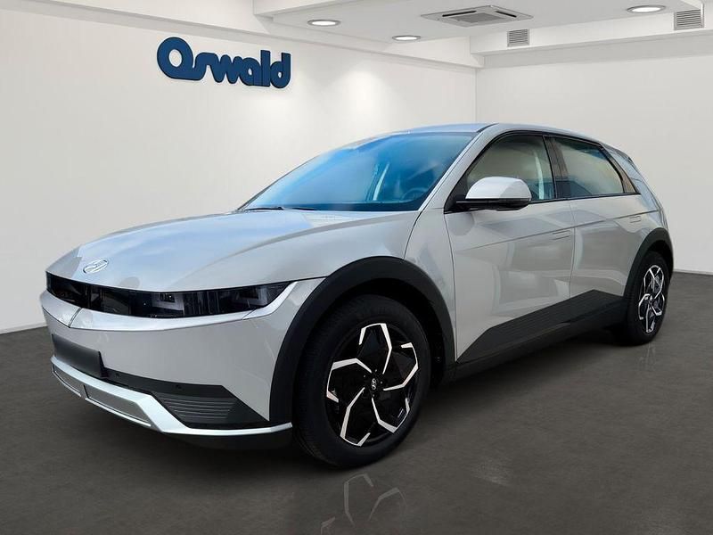 Grau Gebraucht 2024 Hyundai Ioniq Dynamiq Kleinwagen | 37.990 € (Teuer) - Bild 1/4