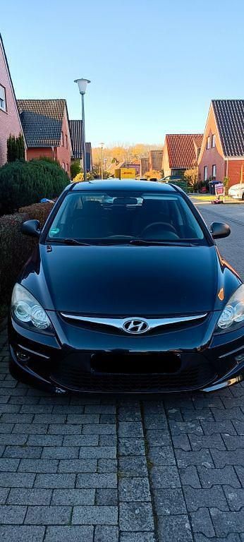 Schwarz Gebraucht 2011 Hyundai i30 Classic Limousine | 4.099 € (Fairer Preis) - Bild 1/4