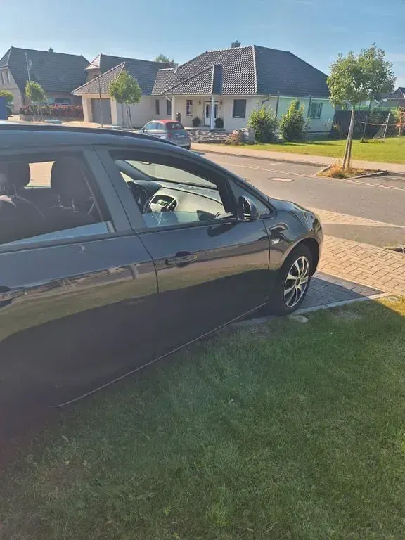 Gebraucht Opel Astra Edition 140 PS (102 kW) 2012 Schwarz Kombi