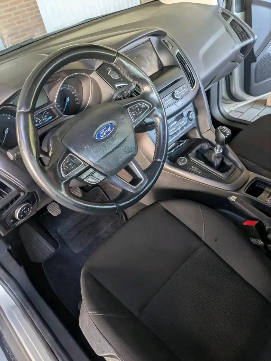 Gebraucht Ford Focus 115 PS (84 kW) 2015 Gold Limousine
