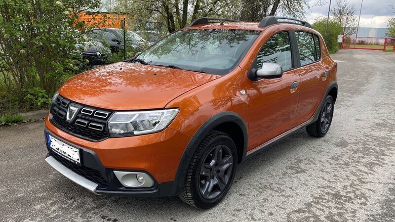 Orange Gebraucht 2017 Dacia Sandero Celebration Kleinwagen | 9.500 € (Fairer Preis) - Bild 1/4