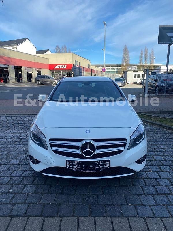 Gebraucht Mercedes A180 122 PS (89 kW) 2012 Weiß Limousine