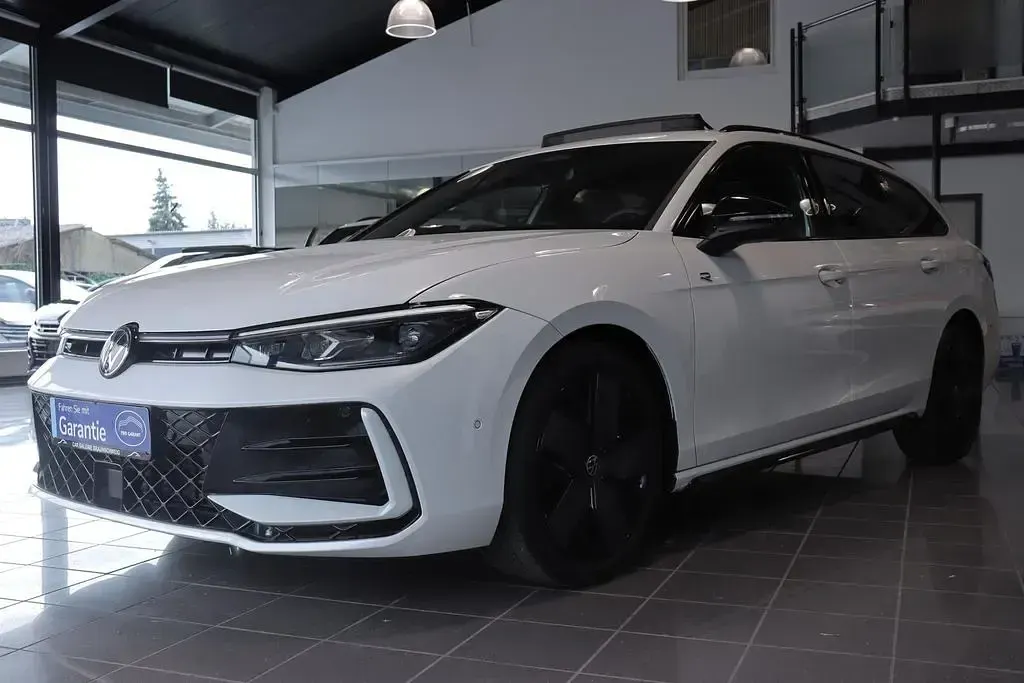 Gebraucht VW Passat R-line 150 PS (110 kW) 2024 Oryxweiß perlmutteffekt Kombi