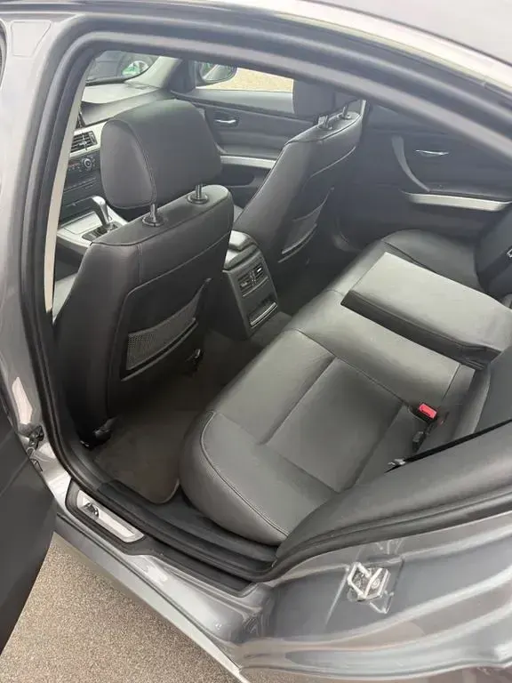 Gebraucht BMW 325 204 PS (150 kW) 2010 Grau Limousine