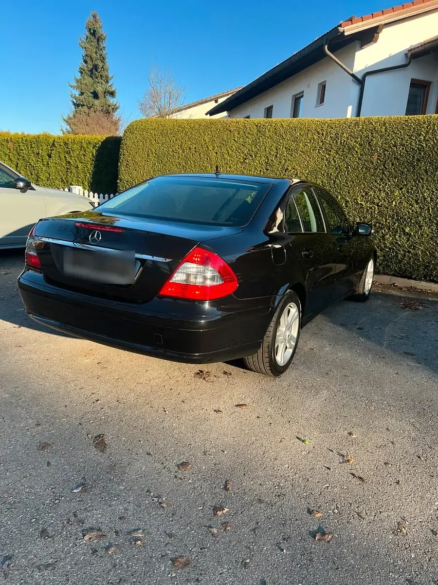 Second-hand Mercedes E220 170 CP (125 kW) 2006 Negru Berlinǎ