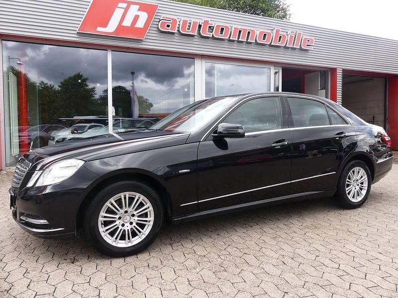 Schwarz Gebraucht 2010 Mercedes E200 Limousine | 10.800 € (Etwas zu teuer) - Bild 1/4