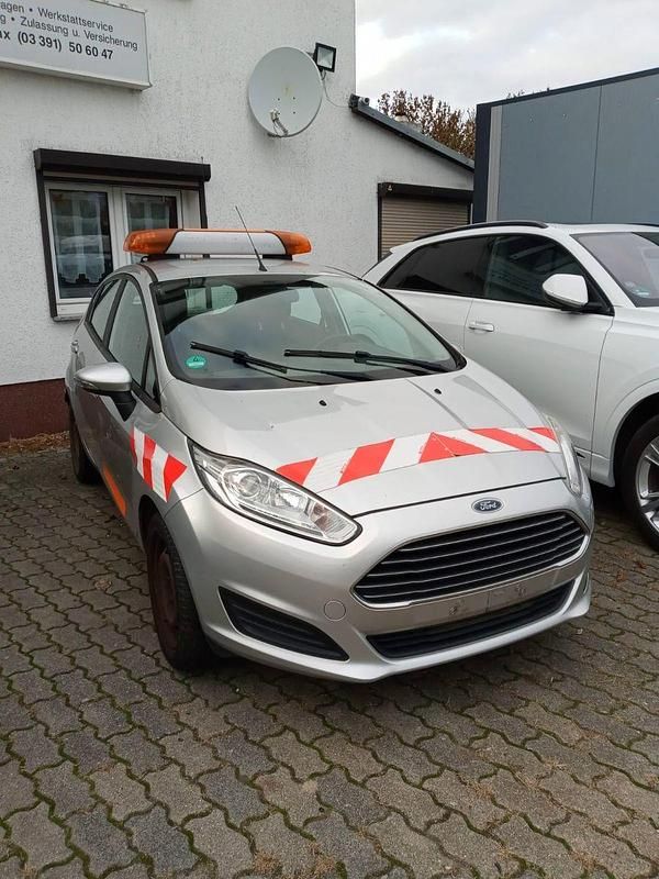 Gebraucht Ford Fiesta Trend 65 PS (47 kW) 2015 Silber Kleinwagen