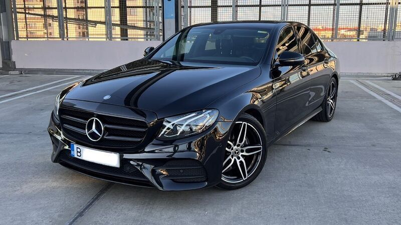 Schwarz Gebraucht 2017 Mercedes E220 AMG line Limousine | 15.500 € - Bild 1/4