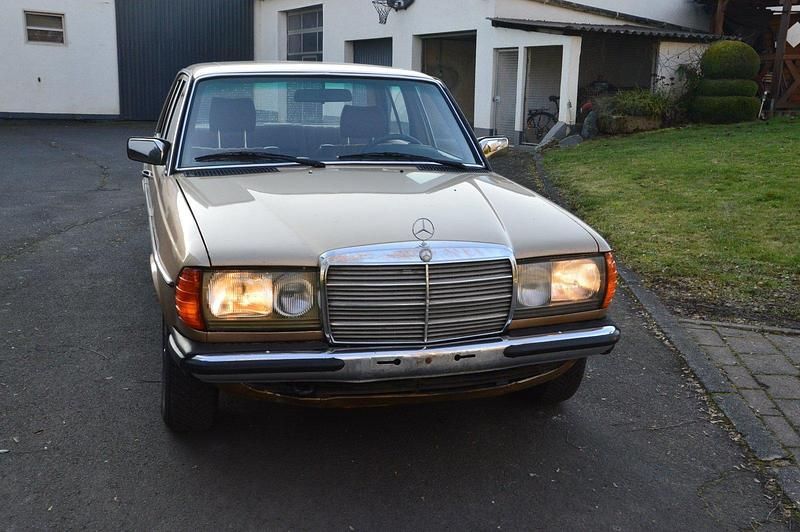 Gebraucht Mercedes E300 88 PS (64 kW) 1979 Gold Limousine