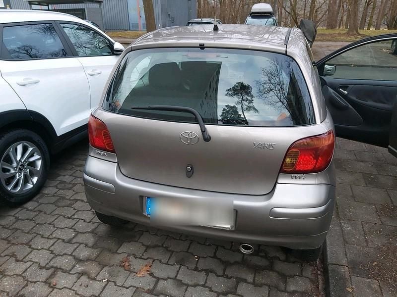 Gebraucht Toyota Yaris 87 PS (63 kW) 2003 Silber Kleinwagen