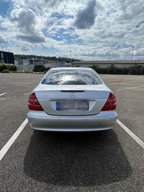 Gebraucht Mercedes E220 150 PS (110 kW) 2005 Silber Limousine