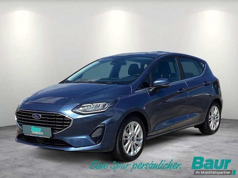 Chromablau metallic (metallic) Gebraucht 2023 Ford Fiesta Titanium Kleinwagen | 19.990 € (Fairer Preis) - Bild 1/4