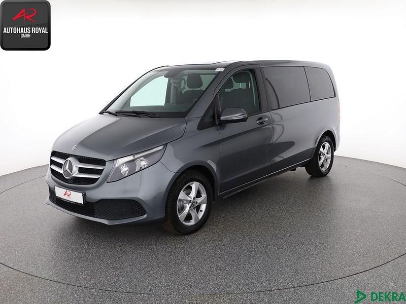 Grau Gebraucht 2021 Mercedes V220 Van / Kleinbus | 36.880 € (Guter Preis) - Bild 1/4