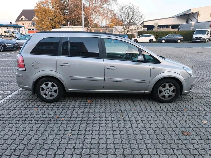 Grau Gebraucht 2005 Opel Zafira Van / Kleinbus | 2.150 € (Teuer) - Bild 1/4