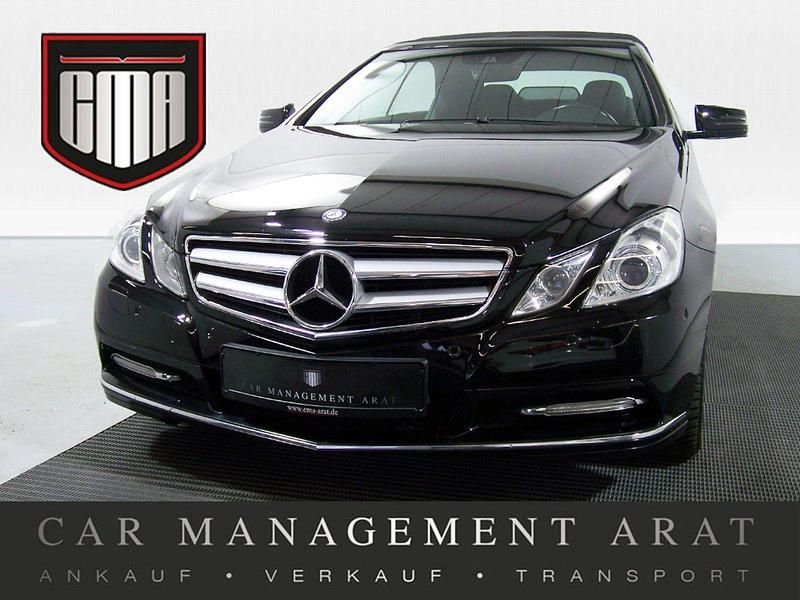 Obsidianschwarz (metallic) Gebraucht 2011 Mercedes E200 Avantgarde Cabrio | 13.796 € (Fairer Preis) - Bild 1/4