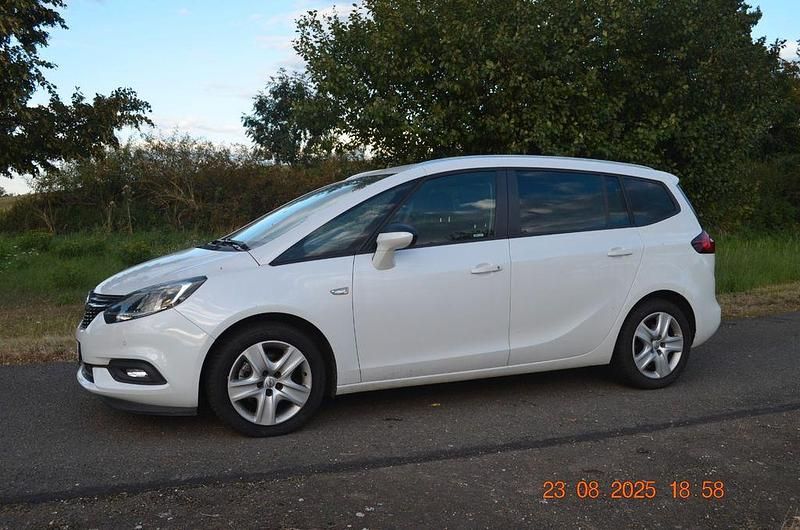 Weiß Gebraucht 2018 Opel Zafira Tourer Van / Kleinbus | 8.000 € (Guter Preis) - Bild 1/4