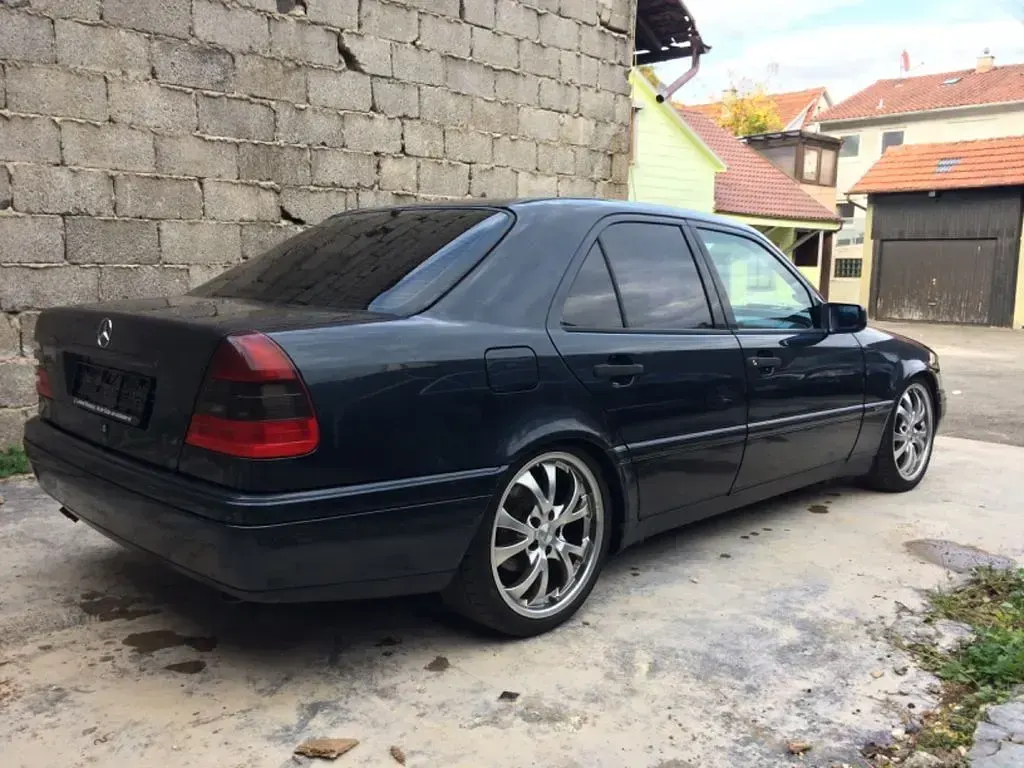Gebraucht Mercedes 230 262 PS (192 kW) 1995 Violet Limousine