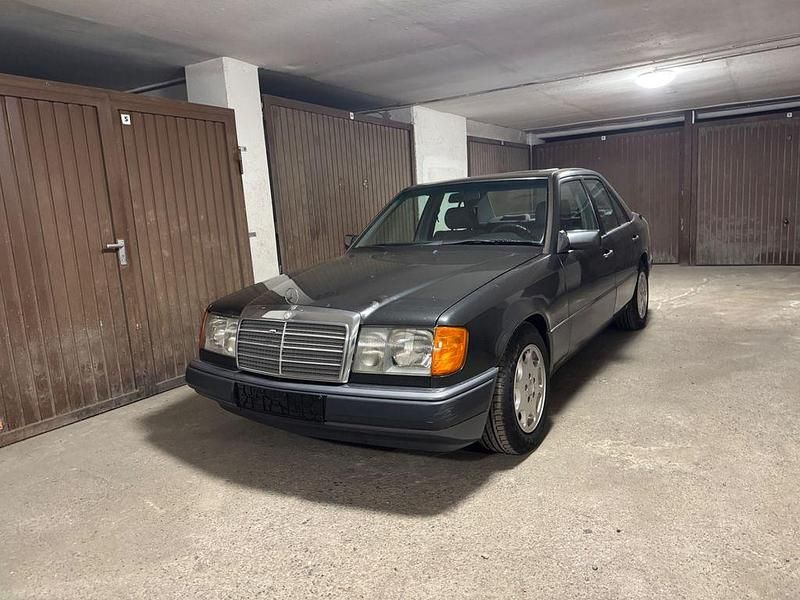 Gebraucht Mercedes E230 136 PS (100 kW) 1992 Schwarz Limousine